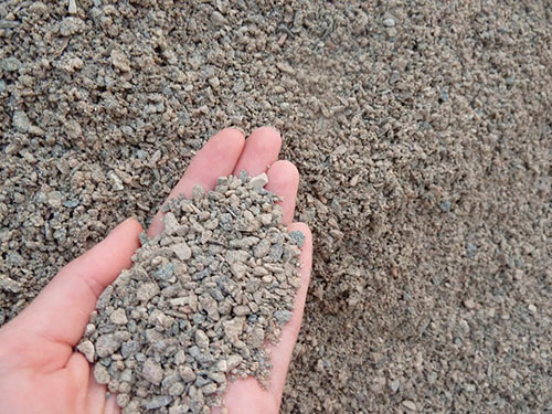 Как используется отсев от щебня и песка в строительстве?