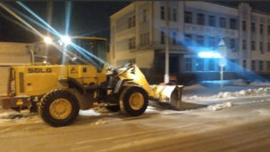 Уборка дорог от снега трактором