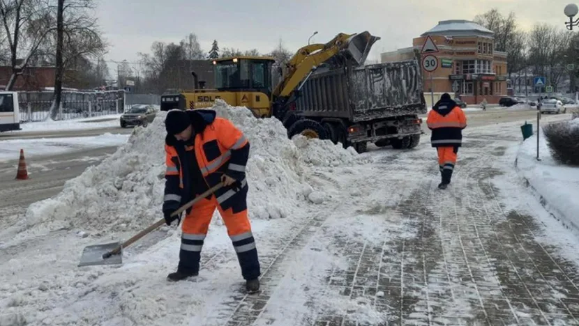 Уборка снега во дворах МКД в Орехово-Зуеве: сроки после снегопада и что спросить с подрядчика